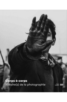 Corps a corps / catalogue de l'exposition - une histoire du corps photographie xxe xxie siecle